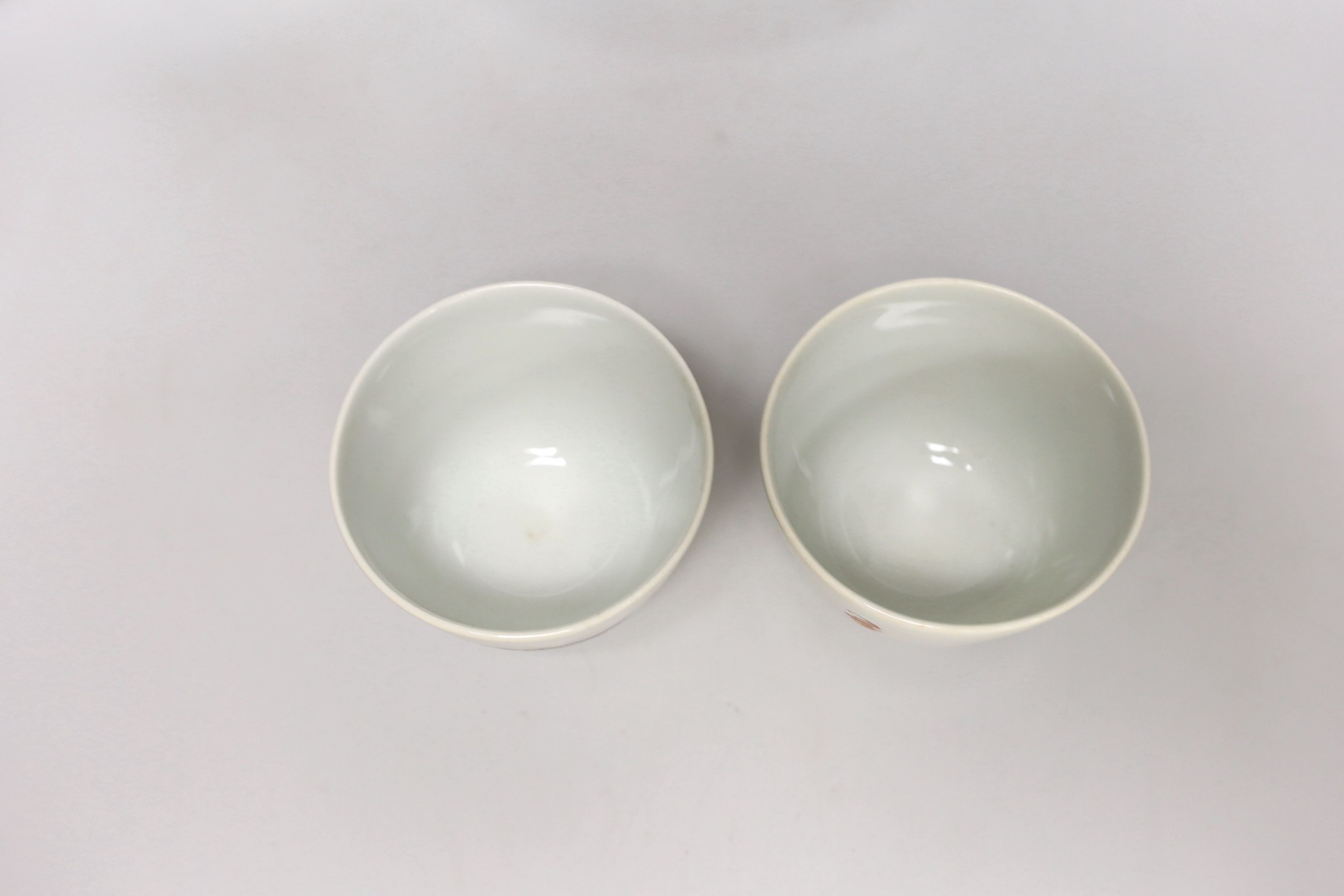 A late 18th century pearlware teapot and a set of four small Chinese tea bowls, teapot 28cm long